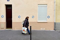 На десятках домов Парижа появились звезды Давида. Франция нашла в этом «российский след», Москва крайне возмущена